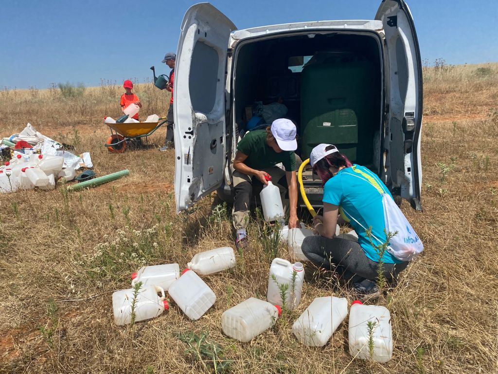 Jornada de riego con voluntarios en Meco